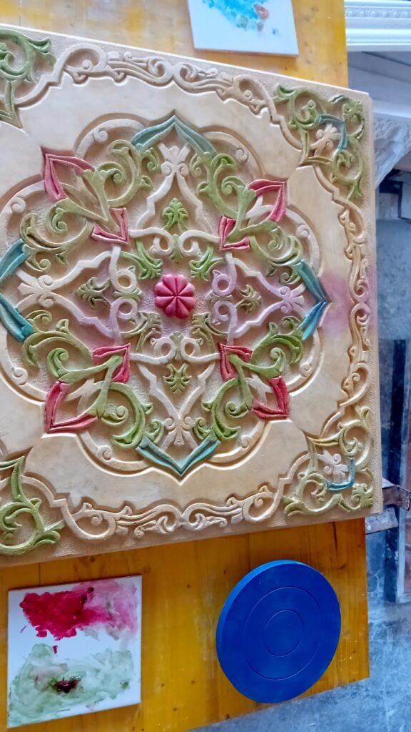 Placa con motivos florares